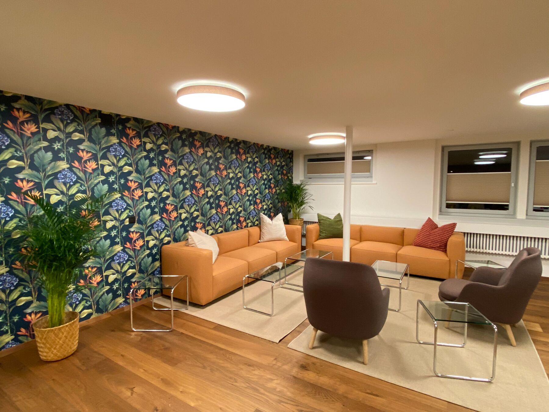 Lehrerzimmer Herrliberg – Lounge mit botanischer Tapete